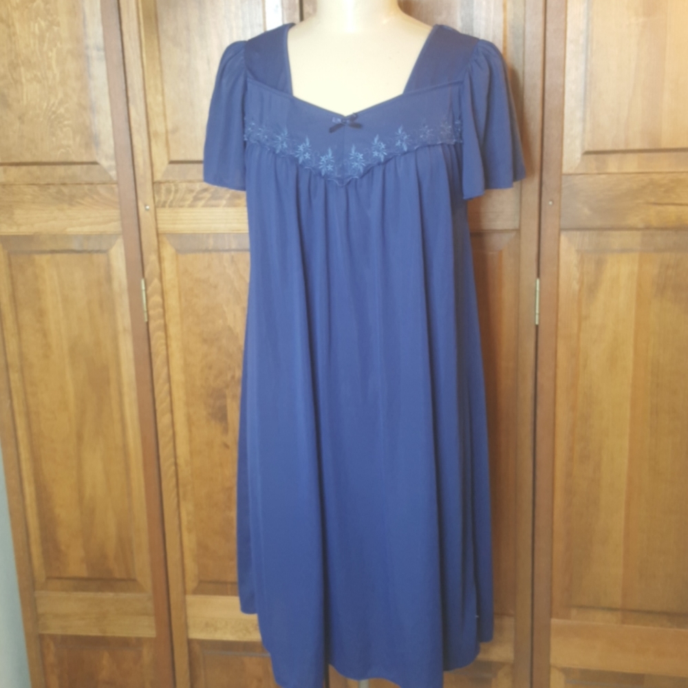 Heavenly Bodies Embroidered Nightgown Sz Small